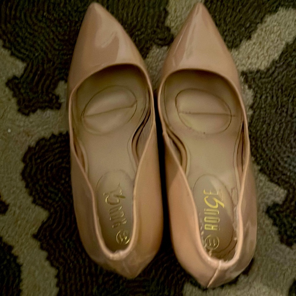 Nude pumps